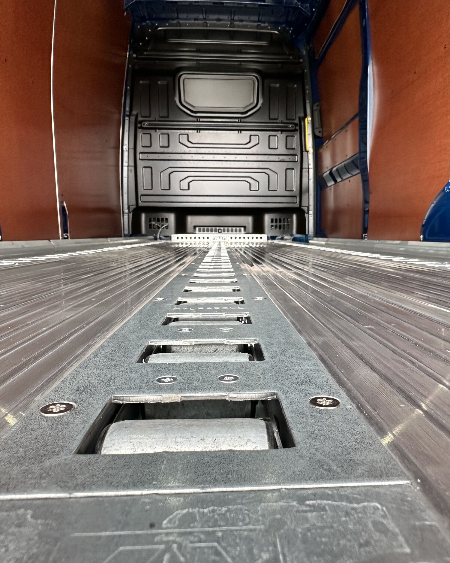 Volkswagen Crafter L4H3 met HydraRoll palletsysteem - Bedrijfswageninrichting met Kreunen BWI