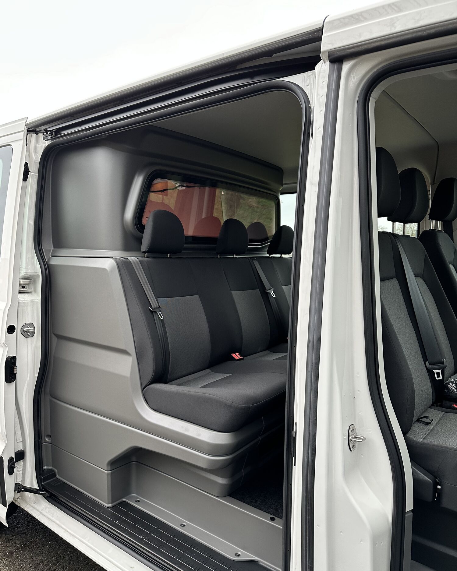 Volkswagen Crafter L3H2 met Snoeks dubbele cabine - Bedrijfswageninrichting met Kreunen BWI